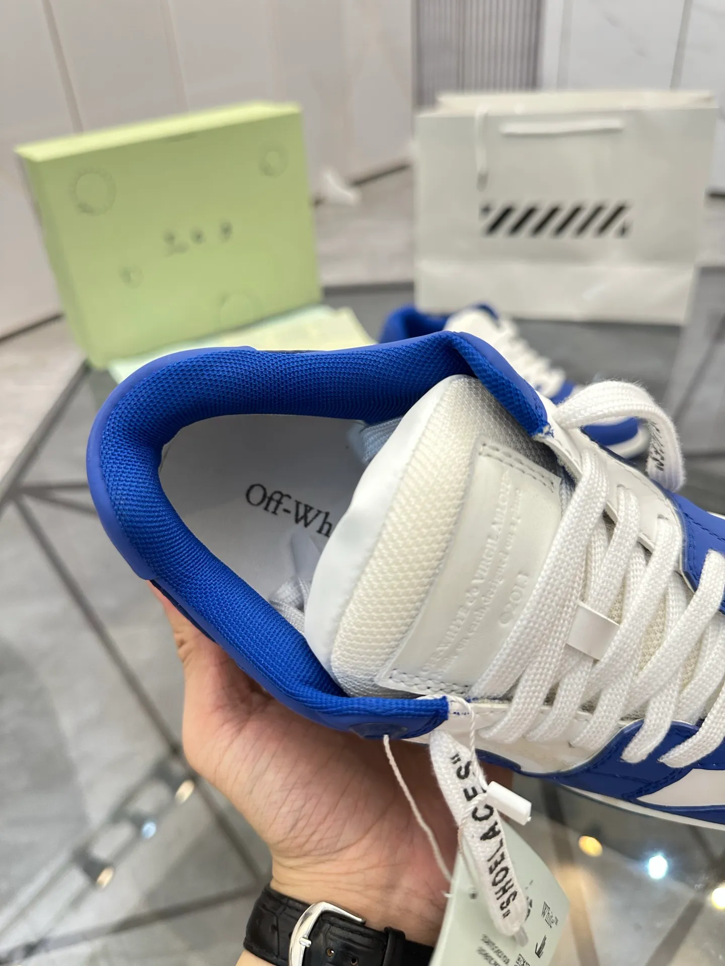 Selling men's shoes 💰: 💰P560¥ High-end top quality (leather buckle plus 10) Product trademark: OFF WHITE * "OFF WHITE*" low-top casual shoes Regular size: 35-45 (can be customized to 46) Couple style Product material: imported first-layer cowhide leather upper, breathable lining, original outsole. No.: H203